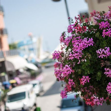 Hotel Villa Dei Gerani ริมินี ภายนอก รูปภาพ