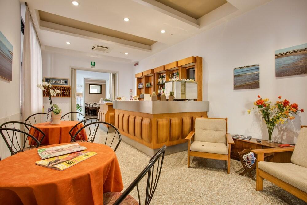 Hotel Villa Dei Gerani ริมินี ภายนอก รูปภาพ