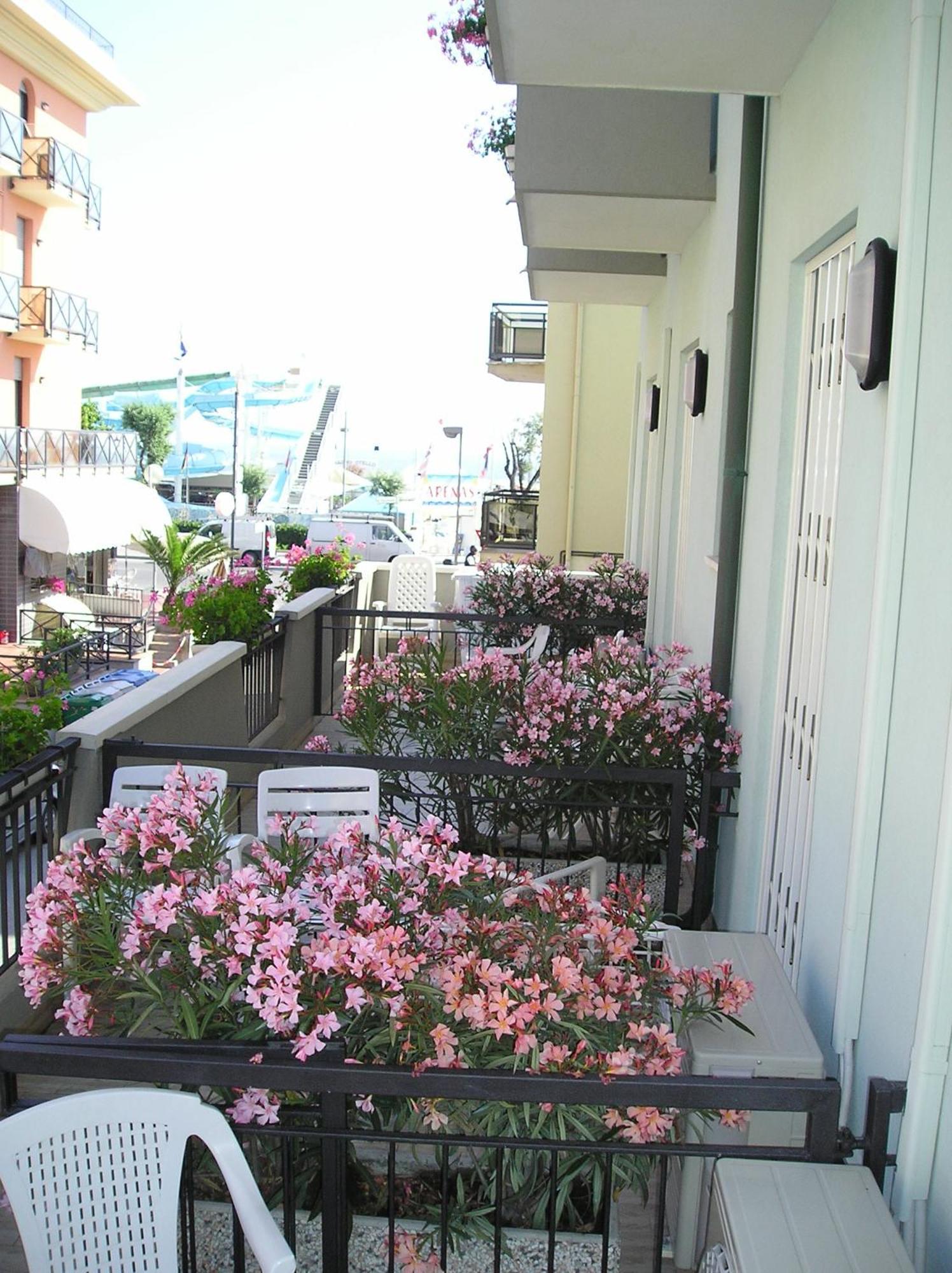 Hotel Villa Dei Gerani ริมินี ภายนอก รูปภาพ